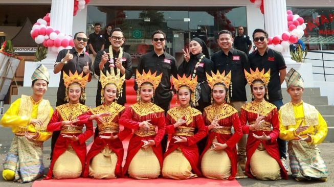 Duo pengusaha Arief Muhammad meresmikan kemitraannya bersama Gilang W. Pramana alias Juragan 99, dengan membuka cabang ke - 7 Rumah Makan Padang Payakumbuah yang berlokasi di Kemang, Jakarta Selatan, baru-baru ini. (Foto: Dok. Istimewa)