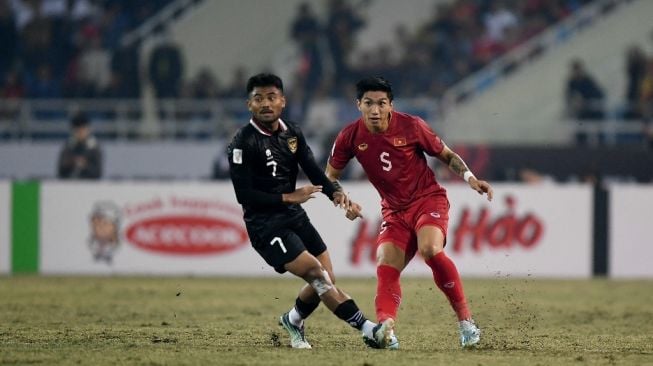 Winger Timnas Indonesia, Saddil Ramdani (kiri). [Nhac NGUYEN / AFP]