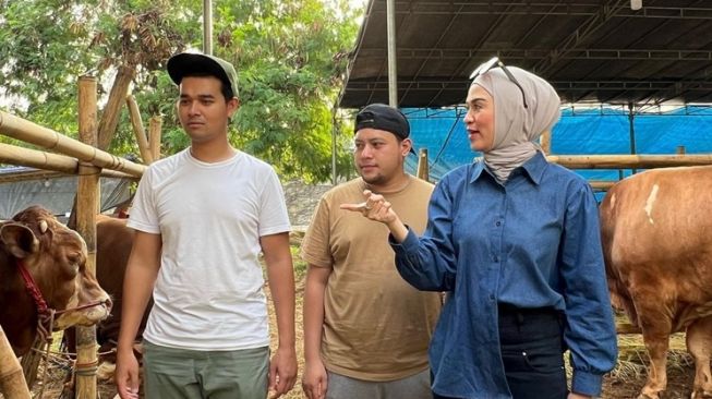 Potret Delia Septianti Menjadi Pemilik Sapi (Instagram/@deliaseptianti)