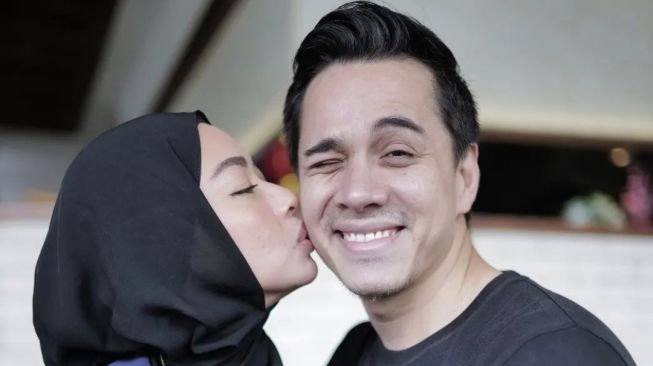 Jauh Dari Gosip Miring, Ini 9 Potret Harmonis Rumah Tangga Rionaldo Stockhorst yang Menikah dengan Manajernya Sendiri