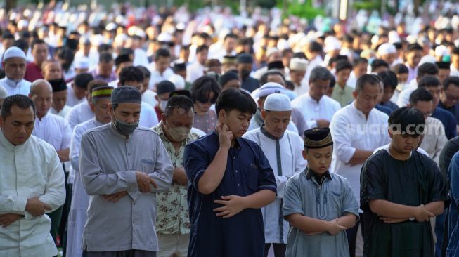 Umat muslim mengikuti shalat Idul Adha di Masjid Agung Al-Azhar, Jakarta, Rabu (28/6/2023). [Suara.com/Alfian Winanto]