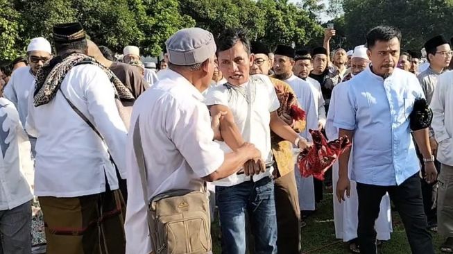 Padahal Lagi Salat Ied, Pria Ini Kepergok Curi HP Jemaah di Masjid Al Azhar