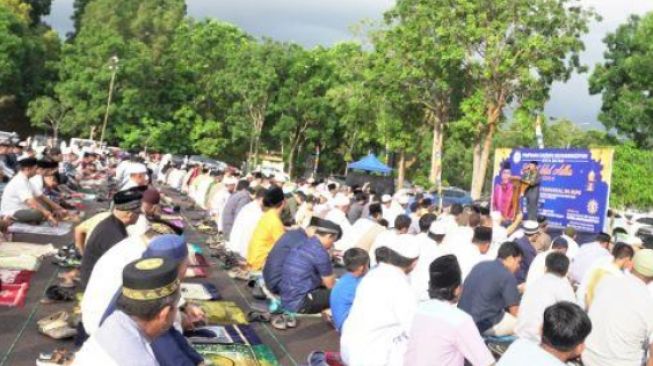 Ribuan Warga Batam Jalankan Salat Idul Adha di Stadion Tumenggung Abdul Jamal