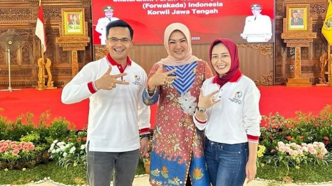 Potret Dine Mutiara sebagai ibu pejabat (Instagram/@dine.pearl)