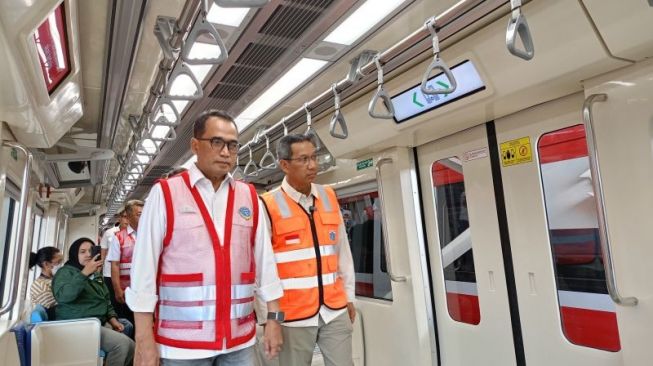 Pj Gubernur DKI Jakarta Heru Budi Hartono bersama Menteri Perhubungan Budi Karya Sumadi di Stasiun LRT Halim, Jakarta Timur, Rabu (28/6/2023). [ANTARA/Siti Nurhaliza]