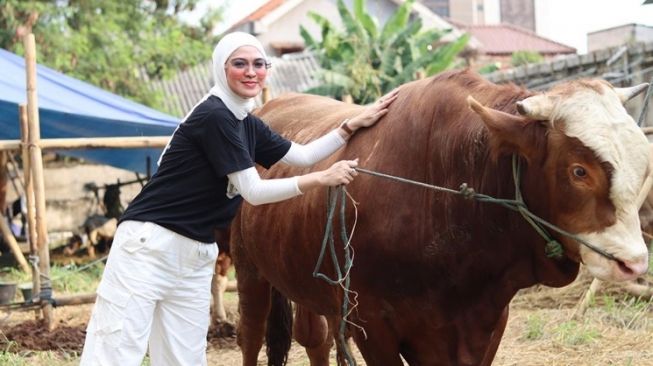 Potret Delia Septianti Menjadi Pemilik Sapi (Instagram/@deliaseptianti)