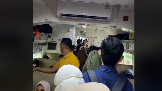 Viral! Warganet Keluhkan Sistem Tiket Kereta Api Tanpa Tempat Duduk