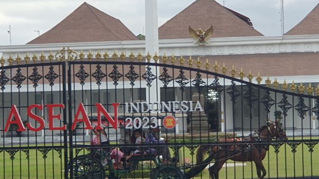 Habiskan Libur Idul Adha di Yogyakarta, Tiga Cucu Jokowi Naik Andong di Halaman Gedung Agung