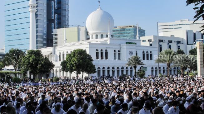 Umat muslim mengikuti shalat Idul Adha di Masjid Agung Al-Azhar, Jakarta, Rabu (28/6/2023). [Suara.com/Alfian Winanto]