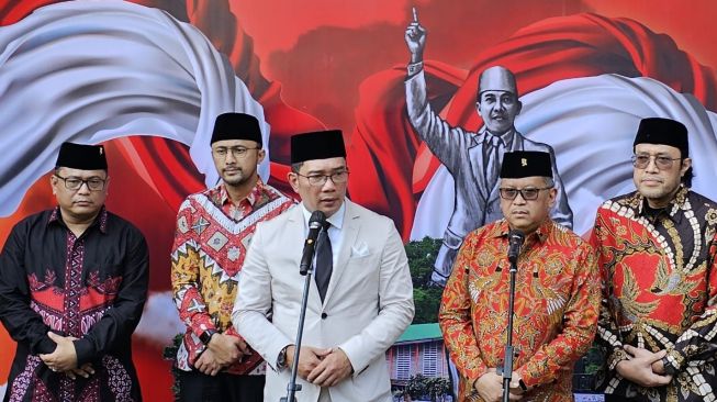 Gubernur Jabar Ridwan Kamil bersama Sekjen DPP PDIP Hasto Kristiyanto saat peletakan batu pertama pembangunan Monumen Plaza Bung Karno di Bandung, Jawa Barat, Rabu (28/6/2023). [Dok. DPP PDIP]