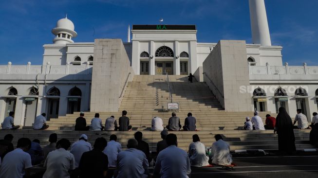 Umat muslim mengikuti shalat Idul Adha di Masjid Agung Al-Azhar, Jakarta, Rabu (28/6/2023). [Suara.com/Alfian Winanto]