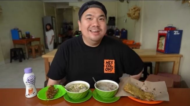 Insiden saat Review Makanan, Wajah Food Vlogger Nex Carlos Masuk ke Mangkuk