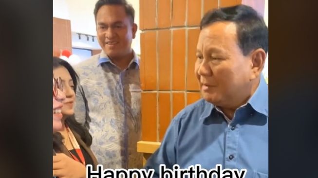 Momen Prabowo Nyanyikan 'Happy Birthday' untuk Wartawan Jadi Sorotan: Emang Boleh Segemoy Ini?