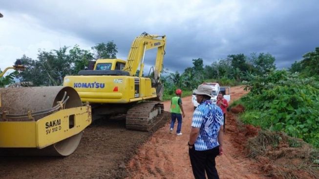 Pembangunan Jalan Trans Mentawai di Siberut Utara Sudah Mencapai 40 Persen