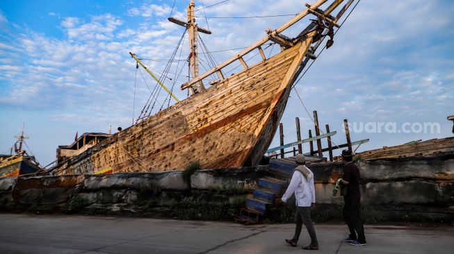 Umat muslim saat akan melaksanakan Salat Idul Adha di Pelabuhan Sunda Kelapa, Jakarta, Kamis (29/6/2023). [Suara.com/Alfian Winanto]