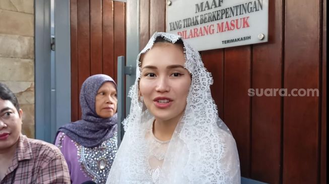 Ayu Ting Ting di rumahnya kawasan Depok, Jawa Barat pada Kamis (27/6/2023). [Suara.com/Rena Pangesti]