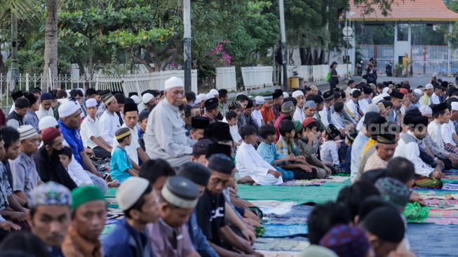 Umat muslim melaksanakan Salat Idul Adha di Pelabuhan Sunda Kelapa, Jakarta, Kamis (29/6/2023). [Suara.com/Alfian Winanto]