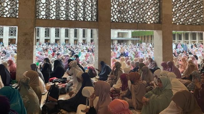 Bersama Ribuan Warga, Wapres Ma'ruf Amin Hingga Arsul Sani Salat Ied Di Masjid Istiqlal