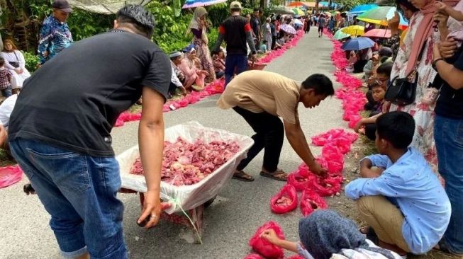 Manampuang, Tradisi Unik Bagi-bagi Daging Kurban Buat Warga Sitingkai Agam