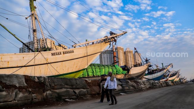 Umat muslim saat akan melaksanakan Salat Idul Adha di Pelabuhan Sunda Kelapa, Jakarta, Kamis (29/6/2023). [Suara.com/Alfian Winanto]