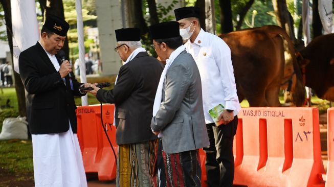 Wakil Presiden Ma’ruf Amin (kedua kiri) menyerahkan sapi kurban miliknya dan milik Presiden Joko Widodo kepada Plt Ketua Harian Masjid Istiqlal Asep Saepudin (kiri) usai shalat Idul Adha di Masjid Istiqlal, Jakarta, Kamis (29/6/2023). [ANTARA FOTO/Akbar Nugroho Gumay].