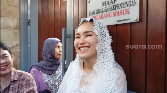 Ayu Ting Ting Diceramahi Pakai Celana Pendek saat Potong Daging Qurban: Malah Umbar Aurat