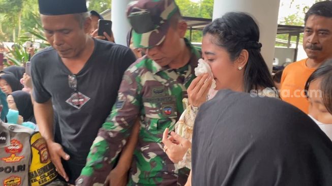 Gegara Sapi Kurban, Dewi Perssik Ngamuk ke Ketua RT, Kenapa?