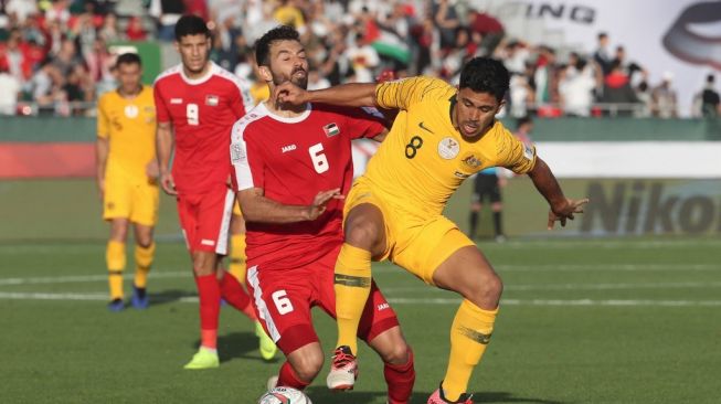 Gelandang Palestina Shadi Shaban (kiri) berebut bola dengan gelandang timnas Australia Massimo Luongo selama pertandingan Grup B Piala Asia 2019 antara Palestina vs Australia di Stadion Maktoum Bin Rashid Al-Maktoum di Dubai pada 11 Januari 2019.Karim Sahib / AFP.