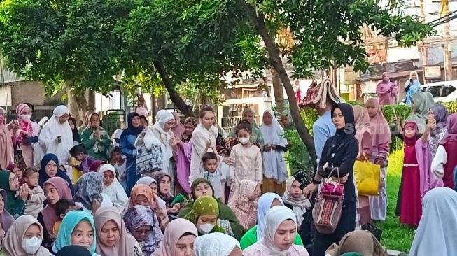 Ayu Ting Ting salat Id di masjid dekat rumahnya kawasan Depok, Jawa Barat pada Kamis (27/6/2023). [Suara.com/Rena Pangesti]