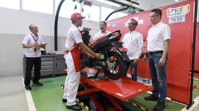 Direktur HR, GA, IT, SI AHM - Markus Budiman bersama General Manager Corporate Communication AHM -Ahmad Muhibbuddin dan  General Manager Technical Service Divison AHM -Kunsala Krishna  sedang meninjau proses penjurian kategori siswa dan guru pada ajang Festival Vokasi Satu Hati [PT AHM].