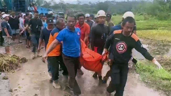 Truk Pasir Terguling dan Masuk Galian di Klaten, 1 Orang Meninggal Dunia