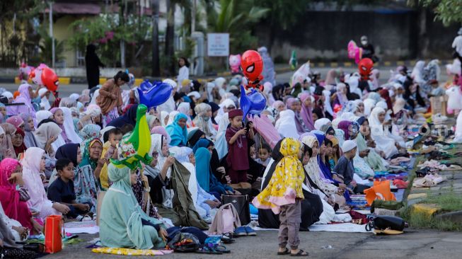 Umat muslim melaksanakan Salat Idul Adha di Pelabuhan Sunda Kelapa, Jakarta, Kamis (29/6/2023). [Suara.com/Alfian Winanto]