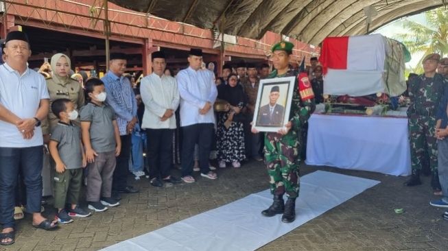 Andi Sumardi Sulaiman Dimakamkan di Desa Taruadae Kabupaten Bone