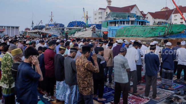 Umat muslim melaksanakan Salat Idul Adha di Pelabuhan Sunda Kelapa, Jakarta, Kamis (29/6/2023). [Suara.com/Alfian Winanto]