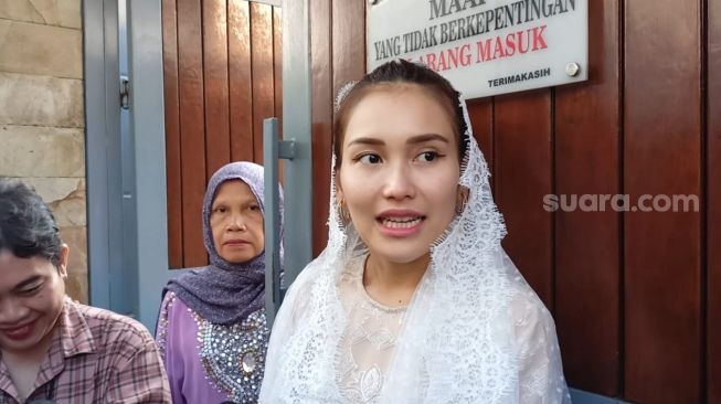 Ayu Ting Ting di rumahnya kawasan Depok, Jawa Barat pada Kamis (27/6/2023). [Suara.com/Rena Pangesti]