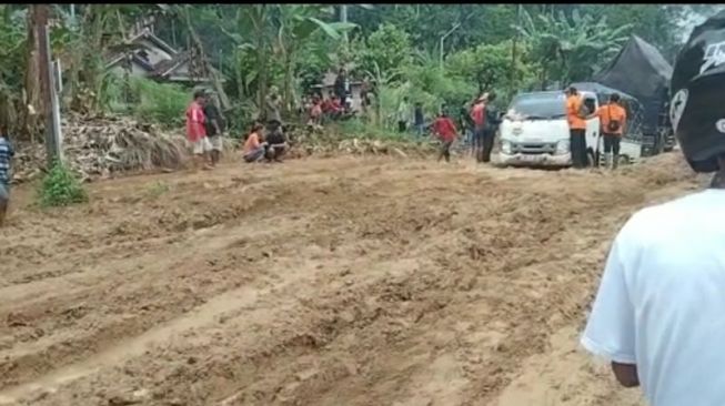 Jalinbar Tanggamus Lumpuh Diterjang Banjir Bandang