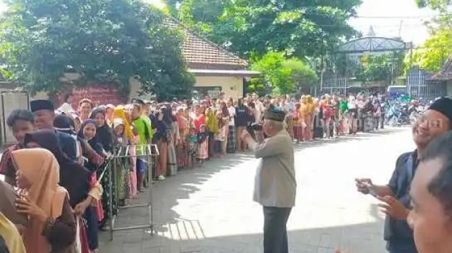 Mengular, Warga Antre Daging Kurban di Ponpes Tebuireng Jombang