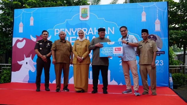 Untuk area Karawang, Bupati Karawang, Cellica Nurrachadiana menerima hewan kurban empat ekor sapi dan 22 ekor domba agar dapat diteruskan kepada masyarakat di wilayah Karawang Barat, dan Karawang Timur [PT ADM]