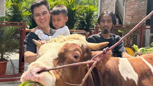 Potret artis bareng hewan kurban (Instagram/@baimwong)