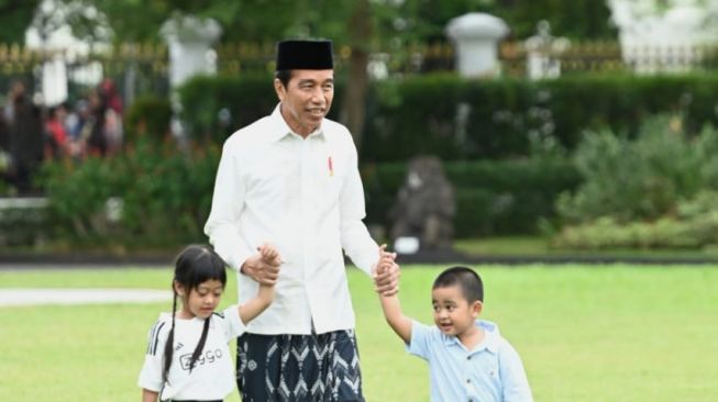 Presiden Joko Widodo atau Jokowi bersama Sedah Mirah Nasution dan Panembahan Al Nahyan Nasution merayakan Hari Raya Idul Adha 1444 Hijriah di Istana Kepresidenan Yogyakarta, Kamis (29/6/2023). (Kris - Biro Pers Sekretariat Presiden)