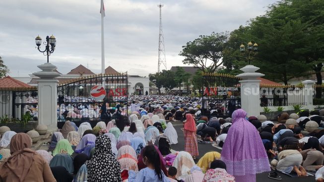 Salat Bersama Presiden Jokowi di Jogja, Ribuan Masyarakat Padati Gedung Agung