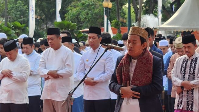 Bareng Anak Buah, Heru Budi Salat Idul Adha Di Halaman Balai Kota