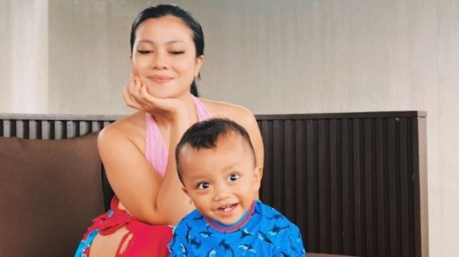 Potret Hanum Mega momong anak (Instagram/@real.hanummegaa)