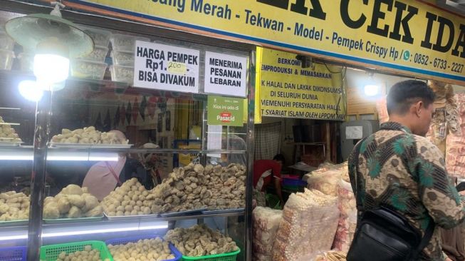 Pelaku UMKM Pempek Cek Ida 26 Ilir Palembang [Suara.com/Tasmalinda]