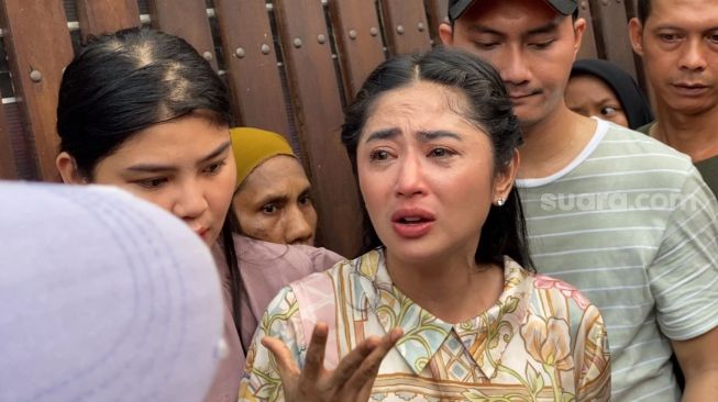 Menangis Usai Mediasi Dewi Perssik Tegaskan Masalah Sapi Kurban Dengan Ketua Rt Belum Selesai