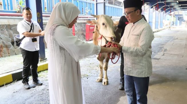 Usai Salat Idul Adha, Menaker Ida Saksikan Penyembelihan 40 Hewan Kurban di Kantor Kemnaker