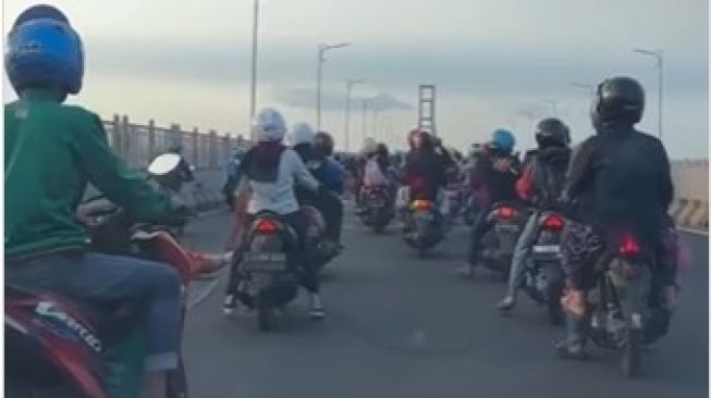 Pengendara Motor Rusak Pembatas Jalan Masuk Jalur Mobil: Ingat Keluarga di Rumah