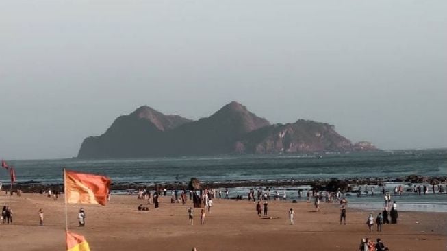 Pantai Pulau Merah, Tempat wisata Air di Banyuwangi dengan Daya Tarik Unik