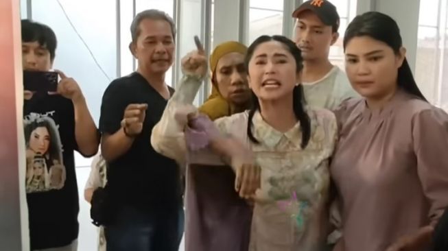 Dewi Perssik mengamuk saat mediasi dengan ketua RT. [ YouTube dNewsstar Channel]