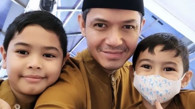  Potret Anak Artis Ikut Salat Idul Adha (Instagram/@dude2harlino)